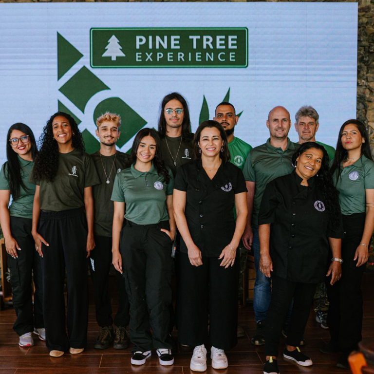 Equipe da Pine Tree Farm com as crianças