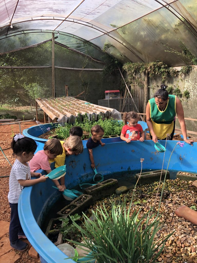Turma escolar em atividade pedagógica na estação ambiental